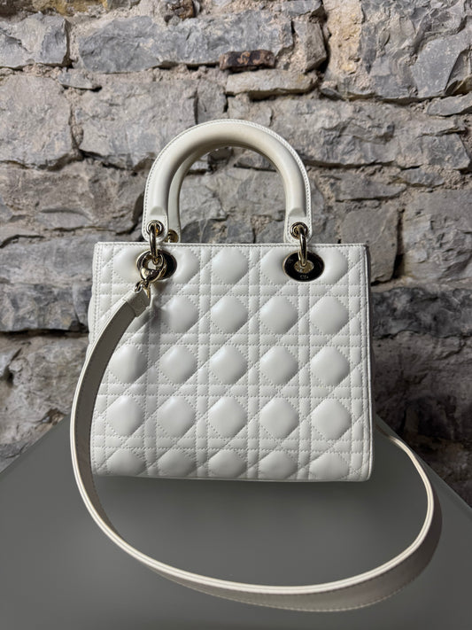Mittelgroße Lady Dior Tasche Cannage Lammleder in Latte
