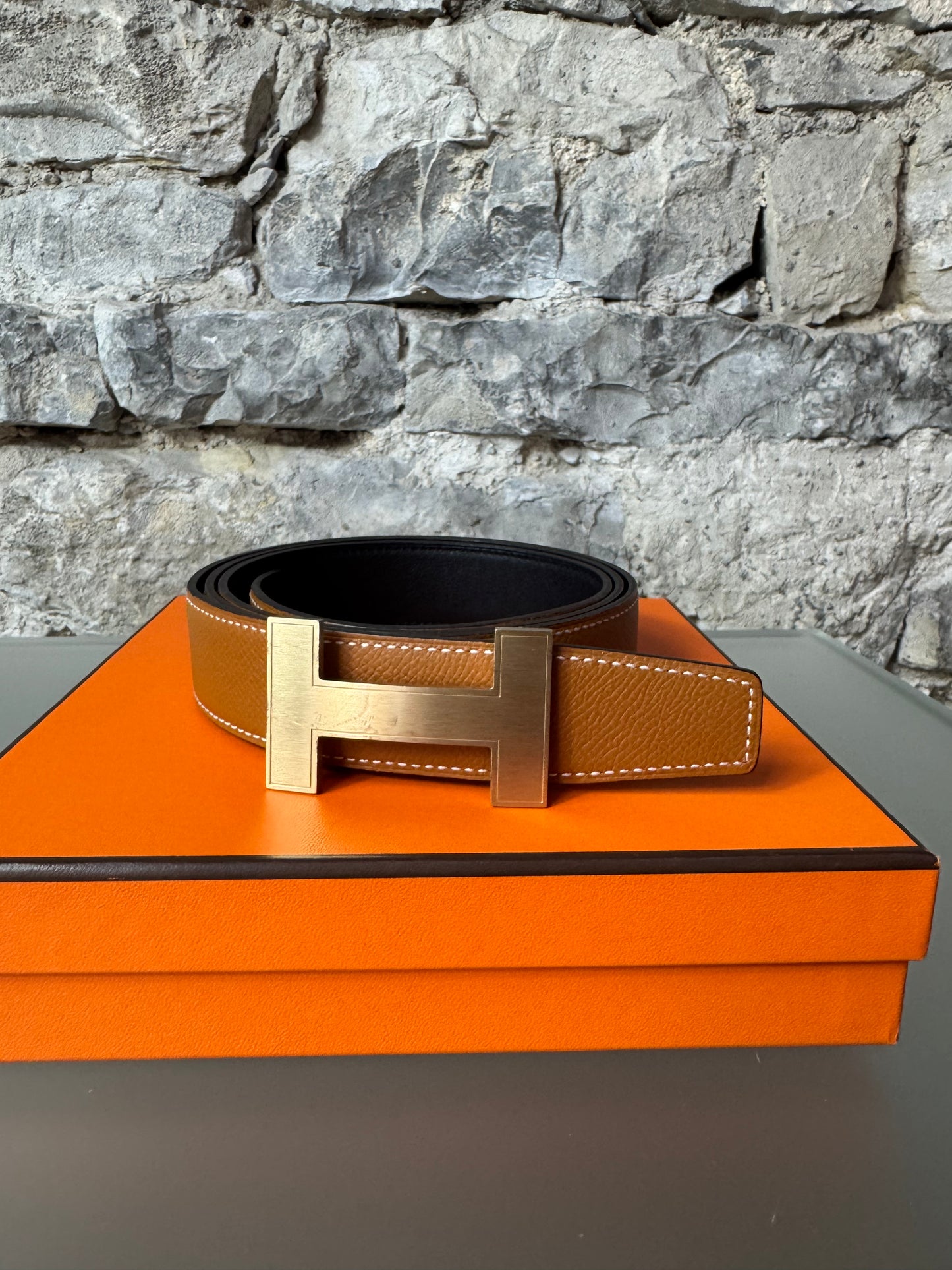 Hermès Wendegürtel – Schwarz/Braun mit goldfarbener H-Schnalle