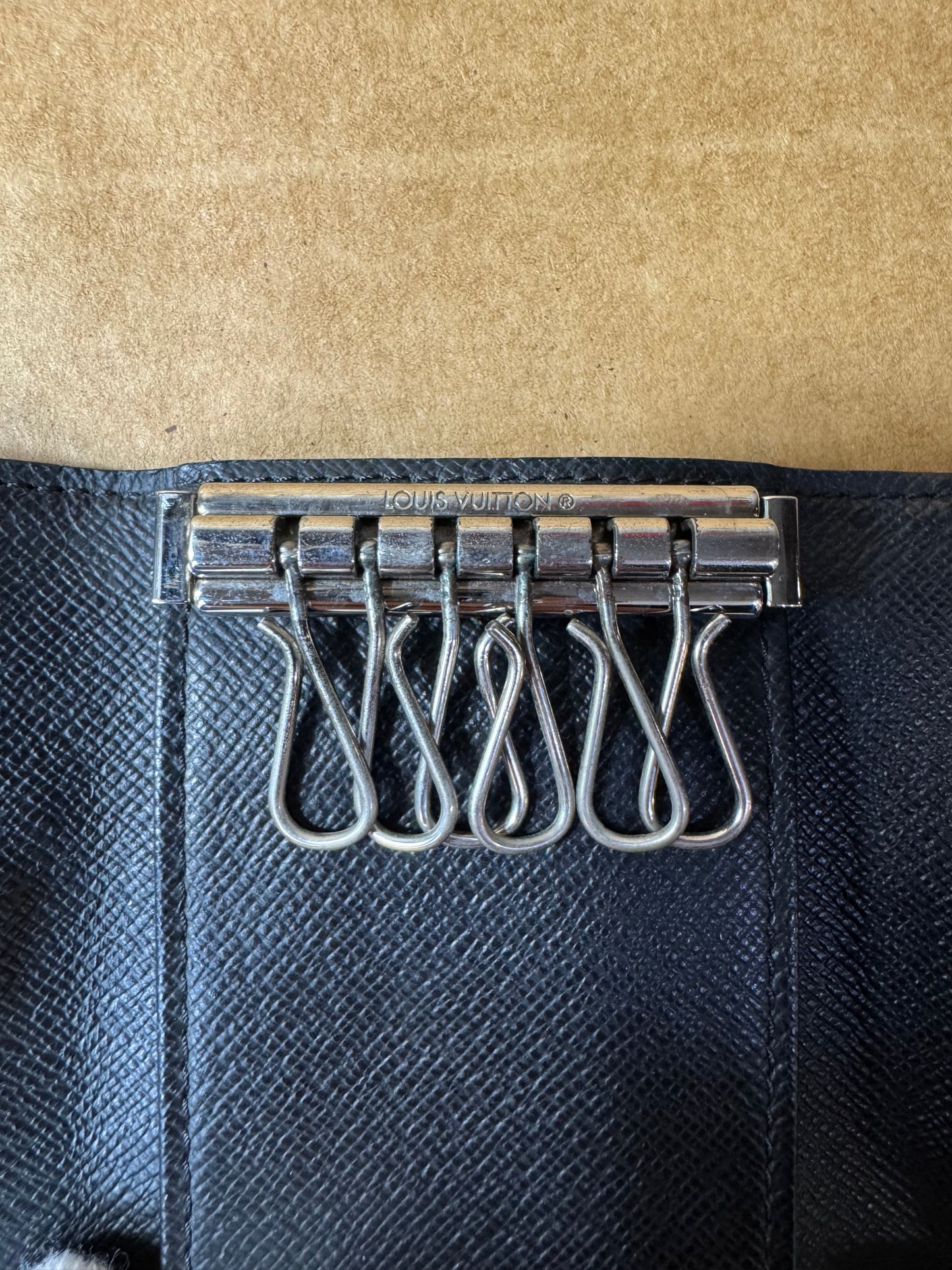 LOUIS VUITTON Damier Graphite Multicle 6