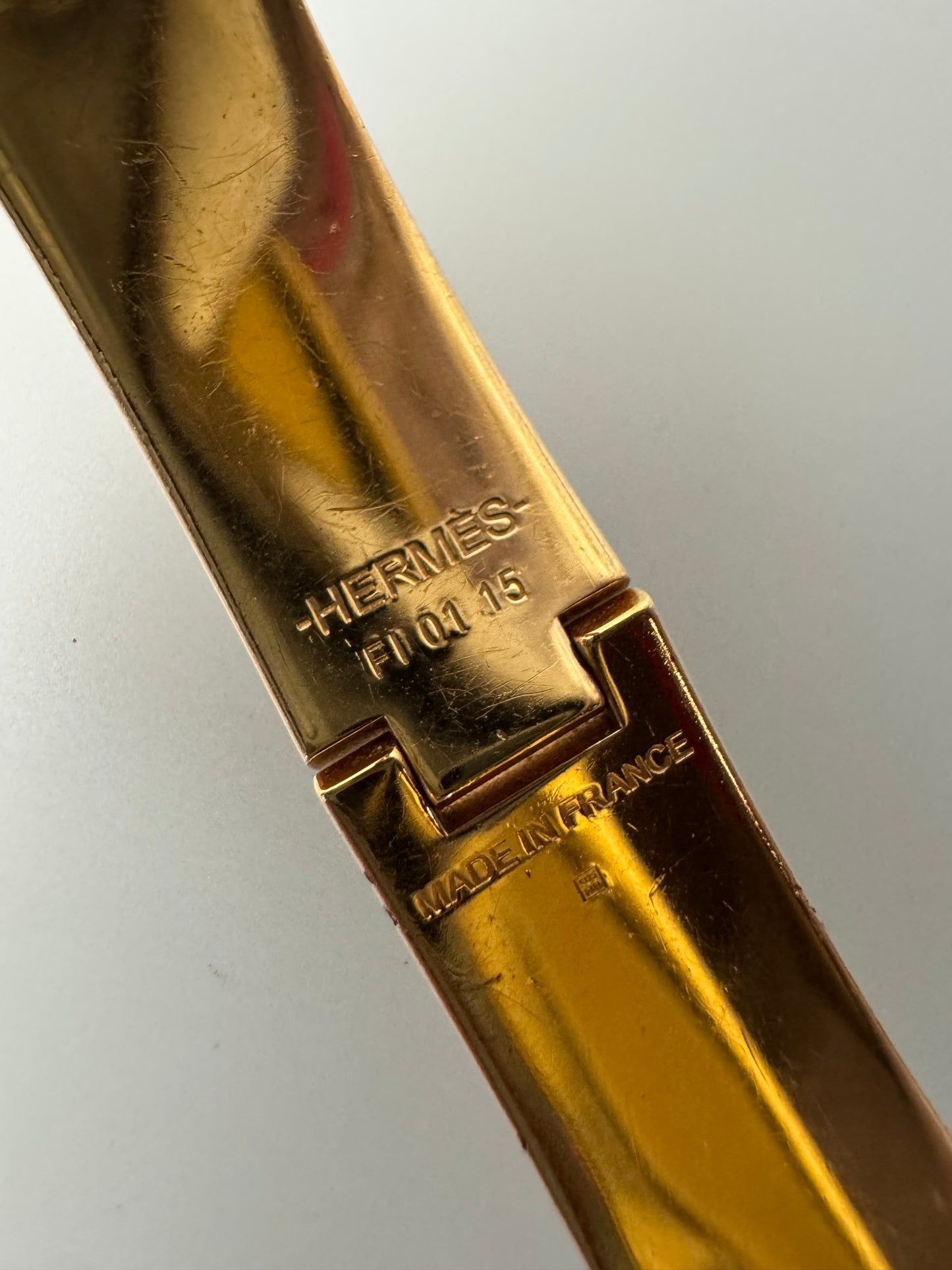 Hermès Clic H Armreif – Gold & Hellblau