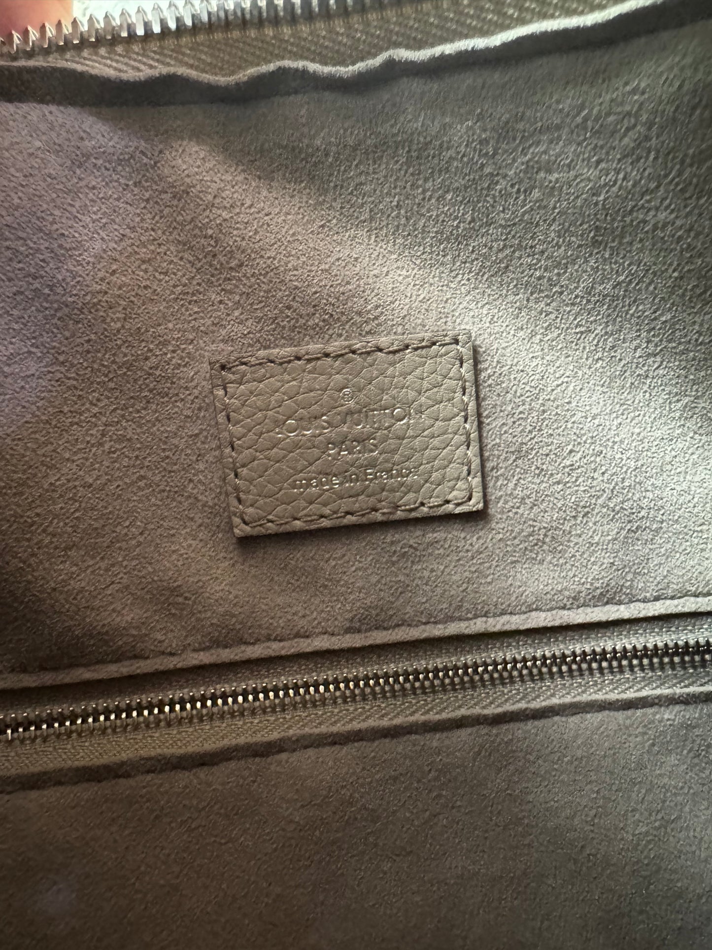 Louis Vuitton Why Knot MM – Galet Mahina Leder