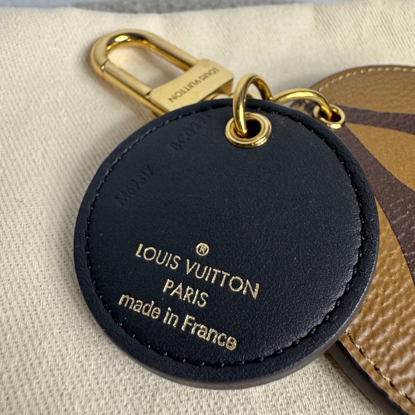 Louis Vuitton Monogram Reverse Schlüsselanhänger
