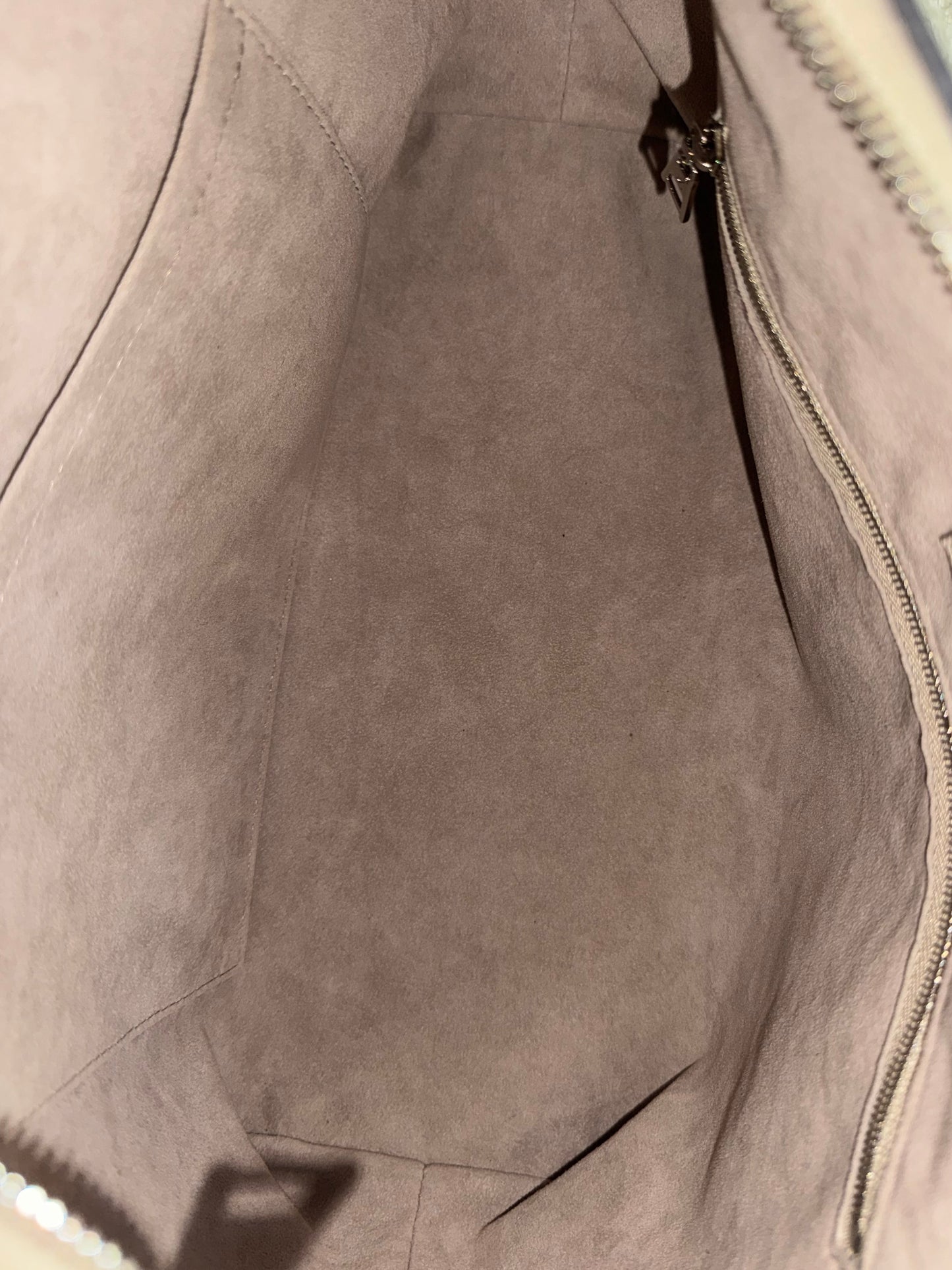 Louis Vuitton Why Knot MM – Galet Mahina Leder