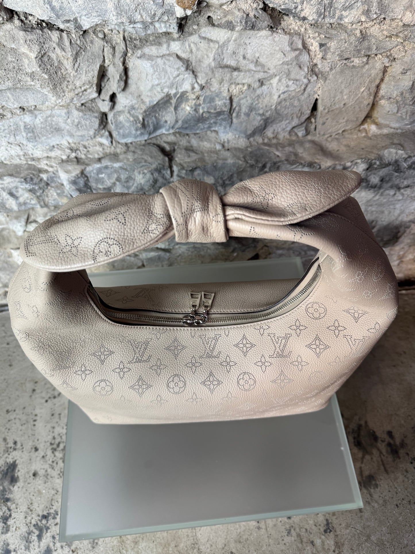Louis Vuitton Why Knot MM – Galet Mahina Leder