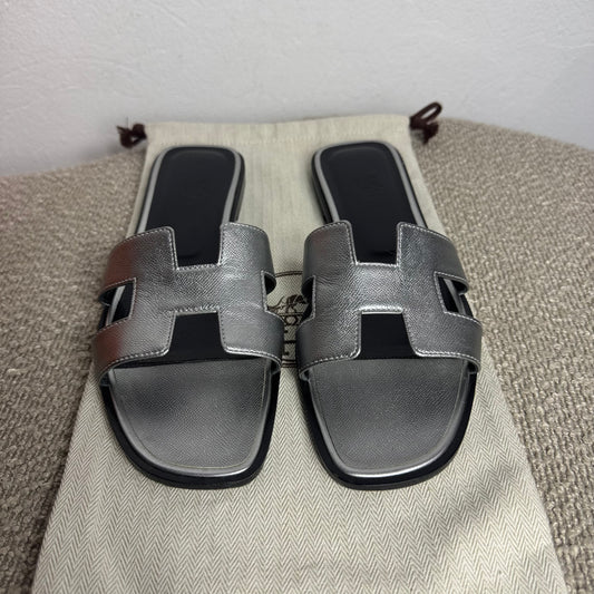Hermès Oran Sandalen Metallic-Silber Leder Gr. 40