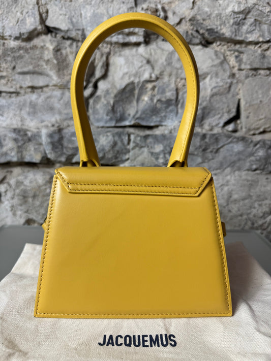 Jacquemus Le Chiquito Moyen – Dunkelgelb