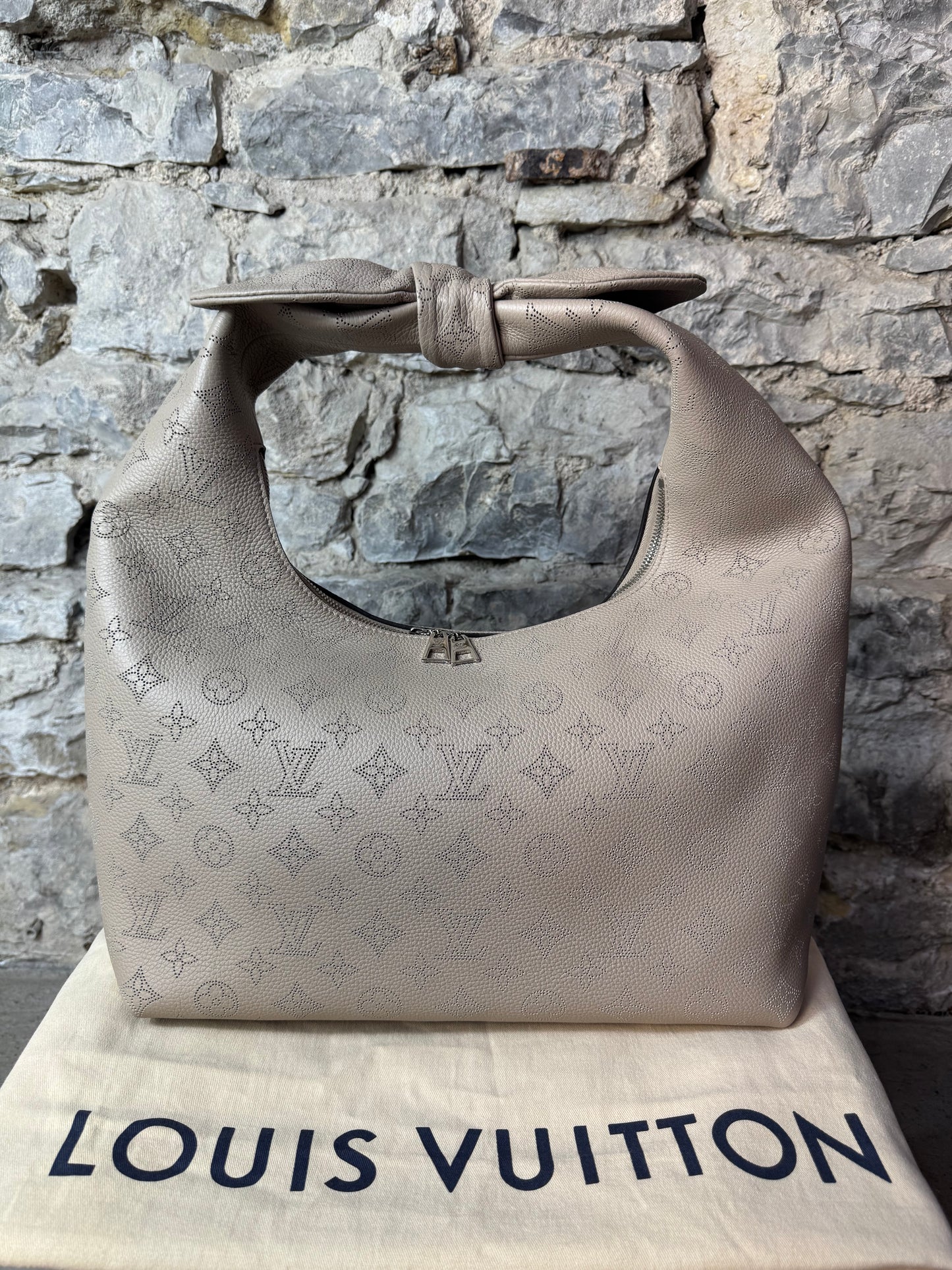 Louis Vuitton Why Knot MM – Galet Mahina Leder