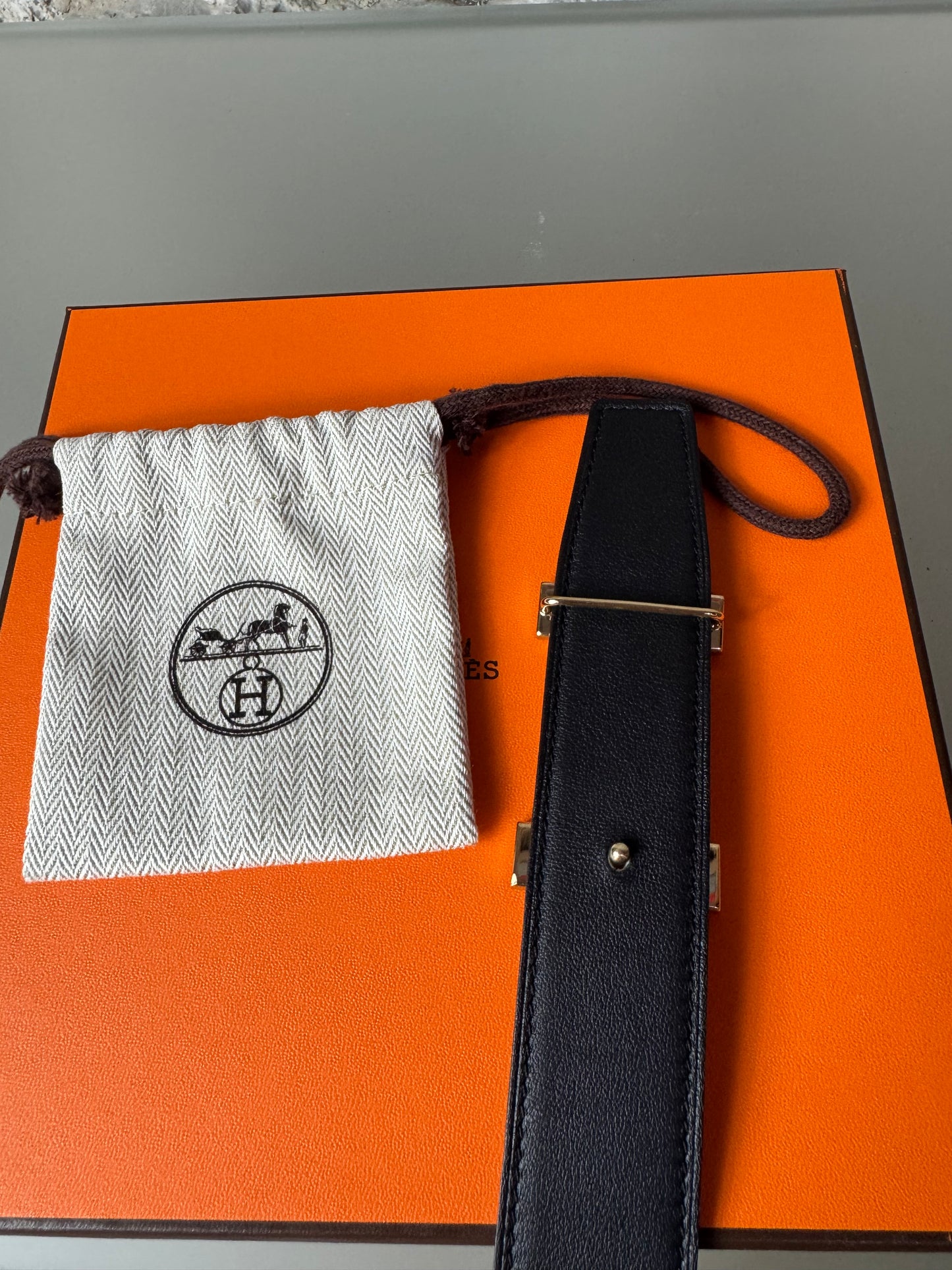 Hermès Wendegürtel – Schwarz/Braun mit goldfarbener H-Schnalle