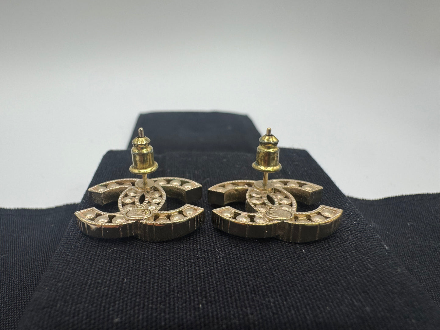 CHANEL CC Ohrringe Goldton mit Perlen Logo Ohrstecker
