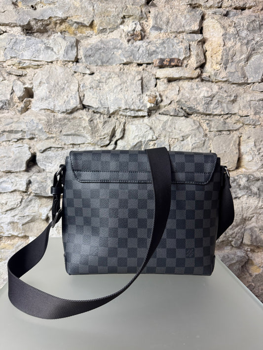 Louis Vuitton District PM Umhängetasche Damier Graphit