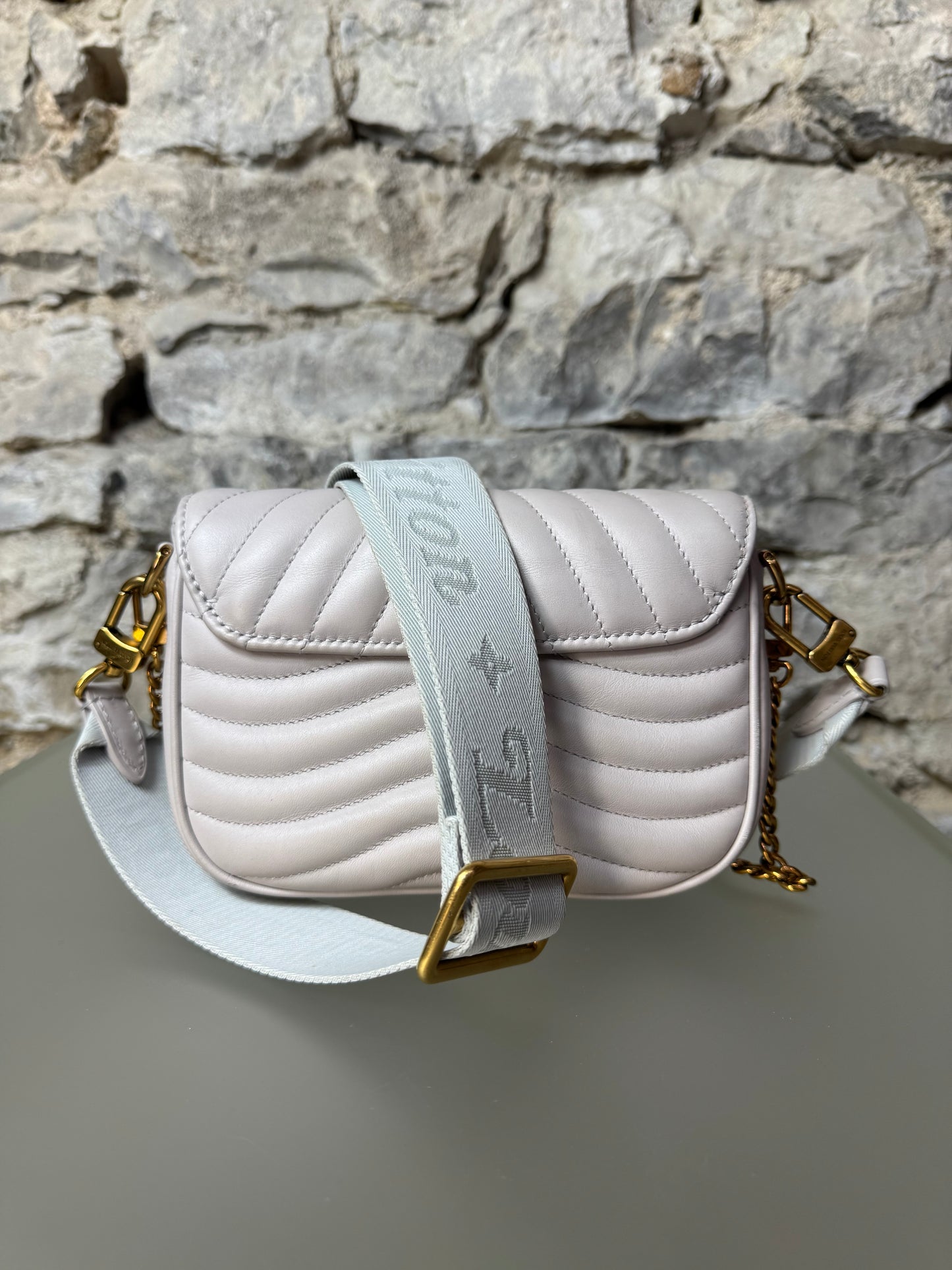 Louis Vuitton New Wave Multi Pochette – Grau