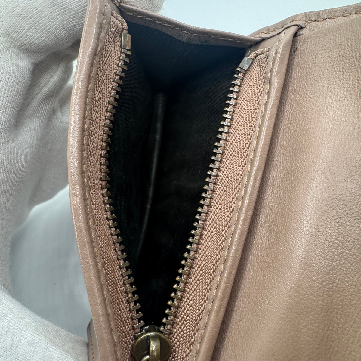 Gucci GG Marmont Kompakt-Geldbörse – Matelassé Leder Taupe