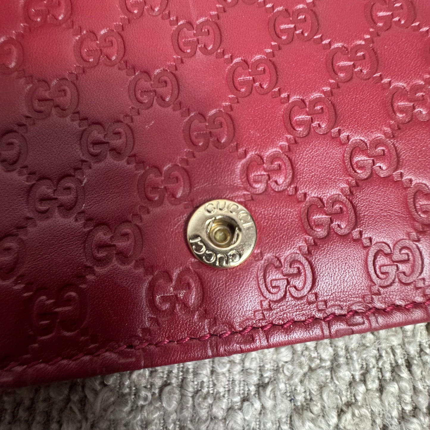 Gucci Microguccissima Geldbörse mit Riemen – Rot