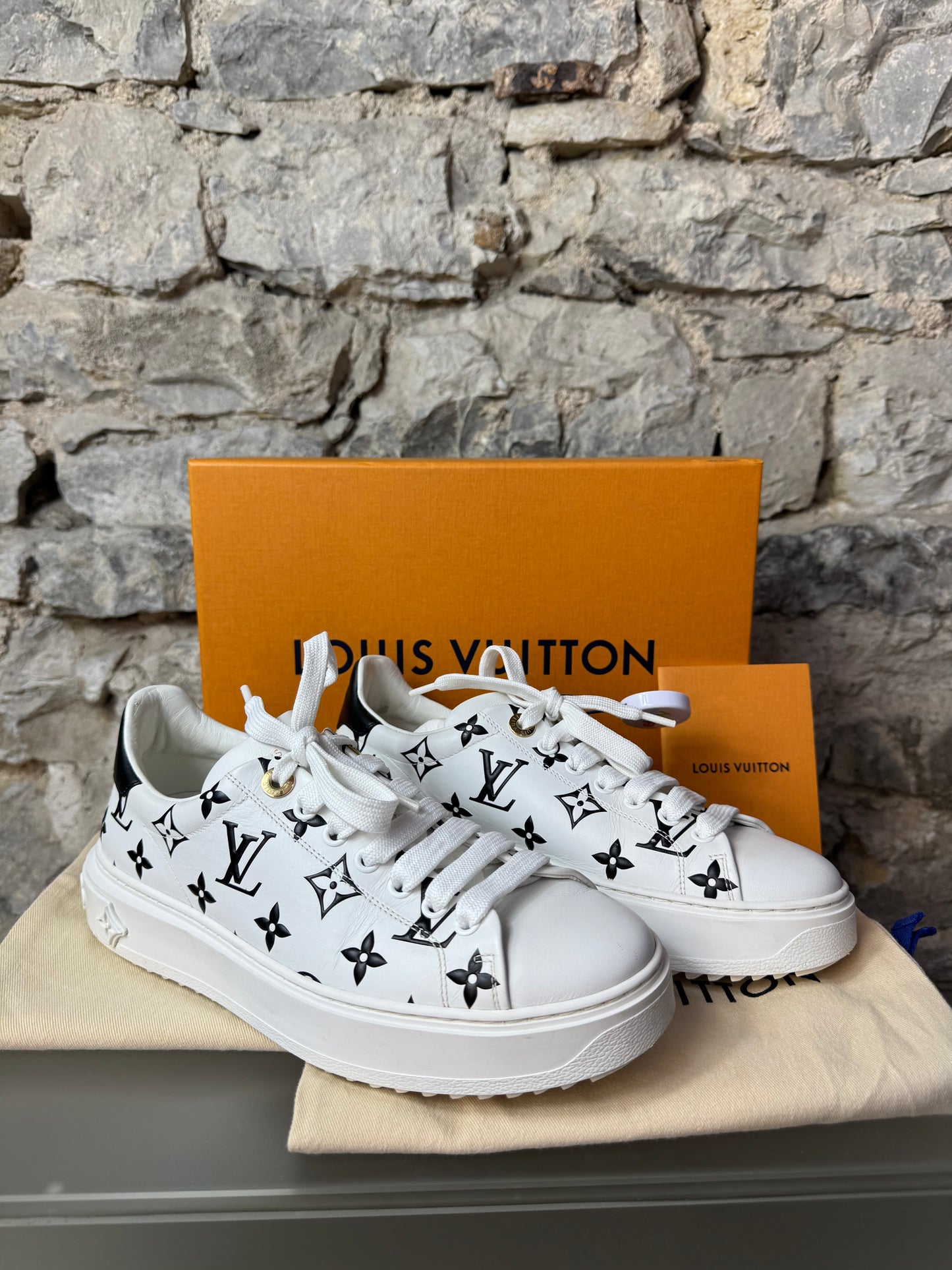 Louis Vuitton Time Out Sneaker Weiß/Schwarz – Größe 38