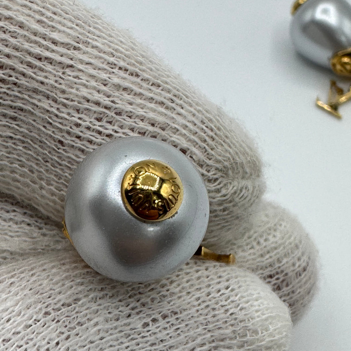 Louis Vuitton Logo Teardrop Faux Perlen Ohrringe – Gold / Weiß