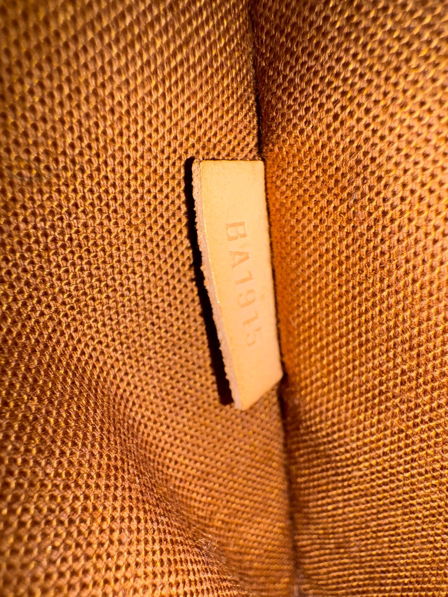 Louis Vuitton Alma Monogram mit Trageriemen