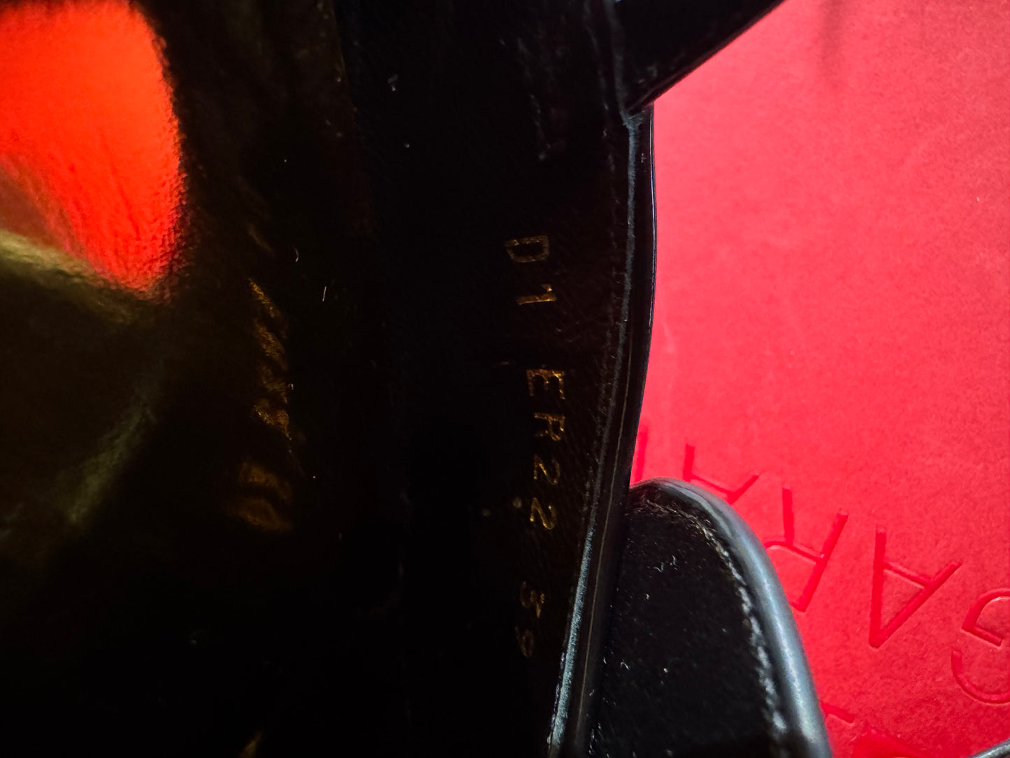 Valentino Pumps Lackleder – Schwarz mit goldfarbenem Detail – Größe 39