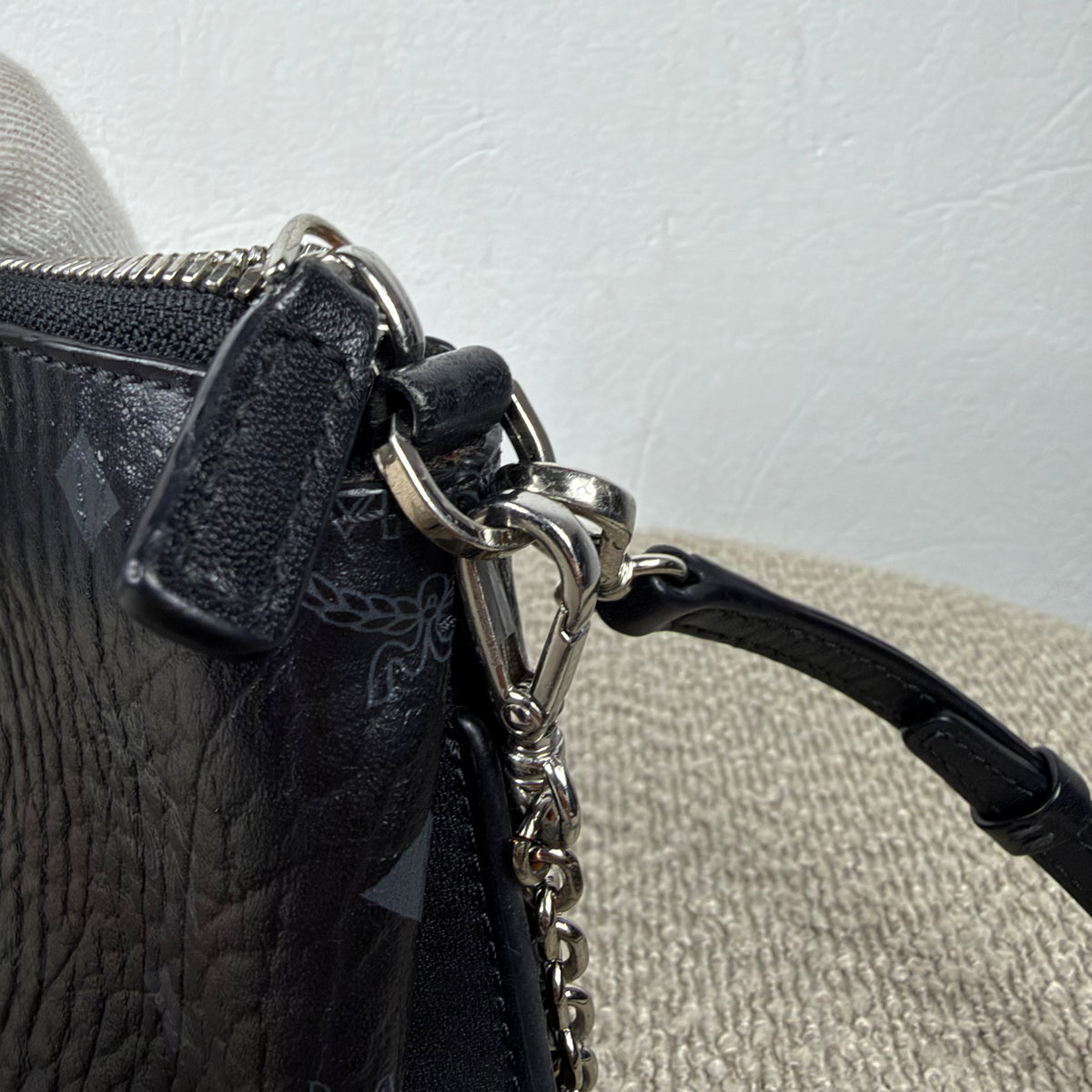 MCM Schultertasche – Visetos Schwarz mit Kettendetails