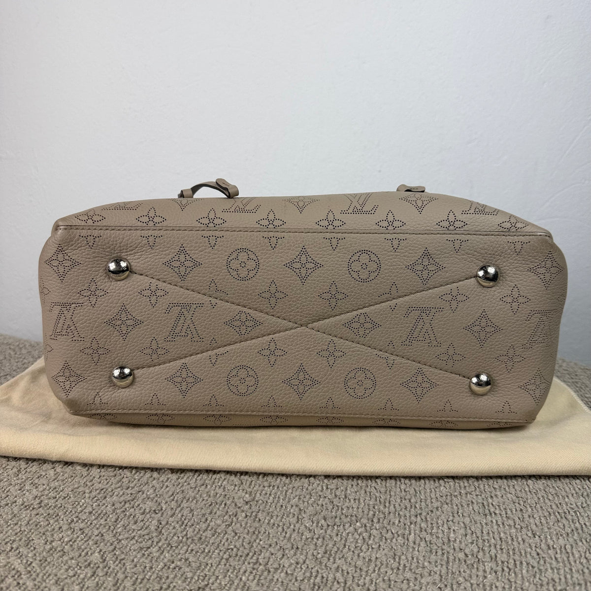 Louis Vuitton Bella Tote – Mahina Leder Galet