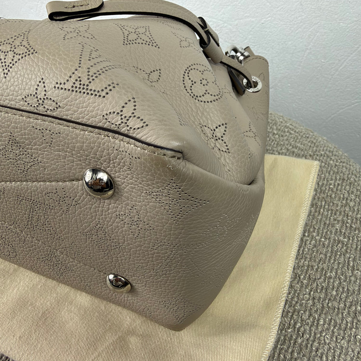 Louis Vuitton Bella Tote – Mahina Leder Galet