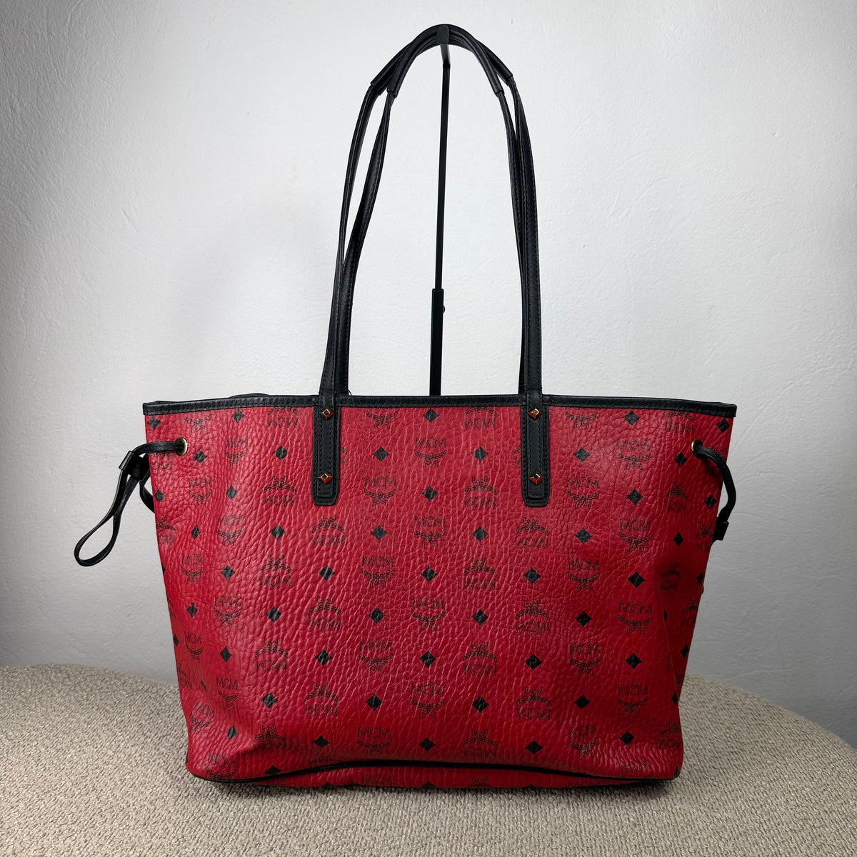 MCM Anya Visetos Wendeshopper – Rot / Schwarz