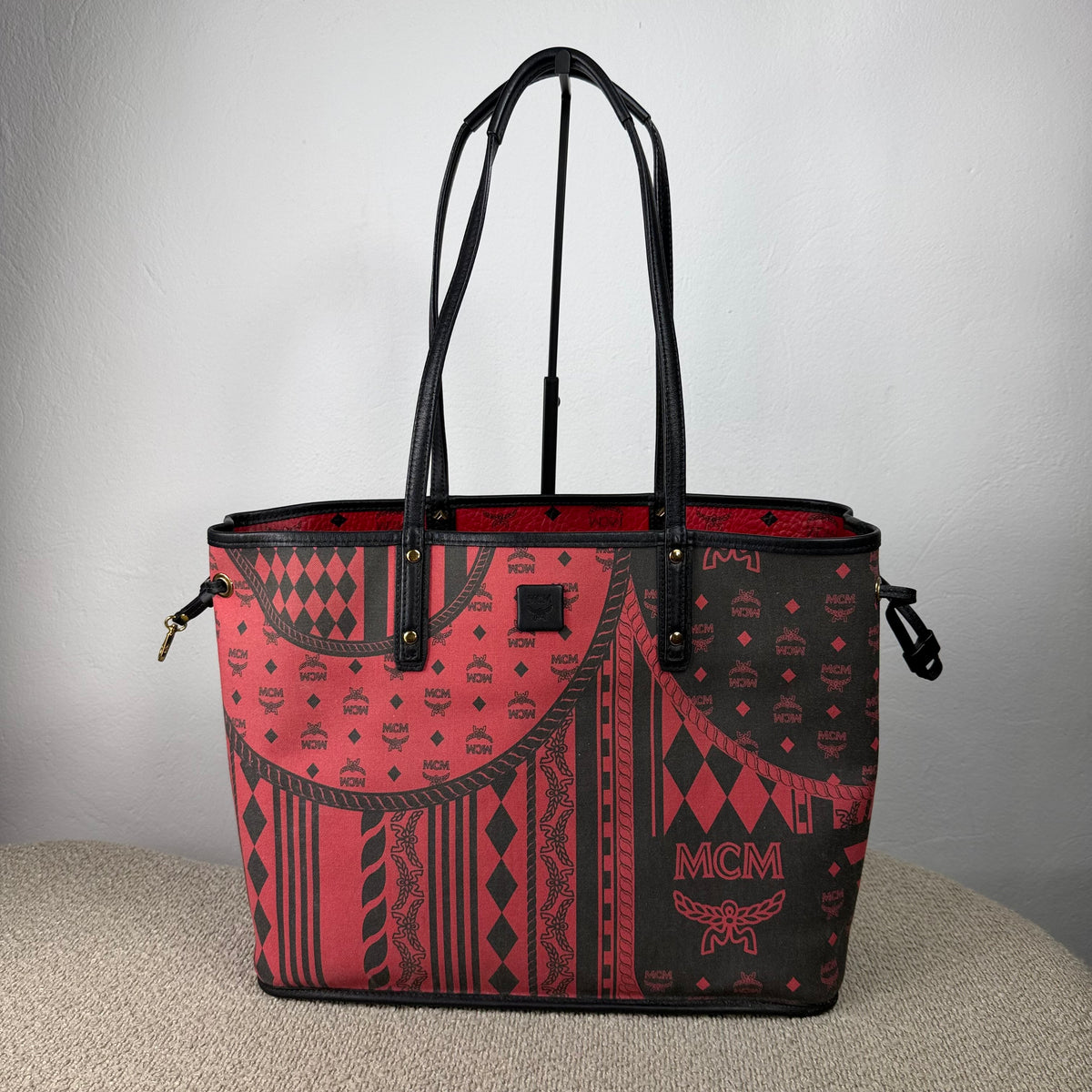 MCM Anya Visetos Wendeshopper – Rot / Schwarz