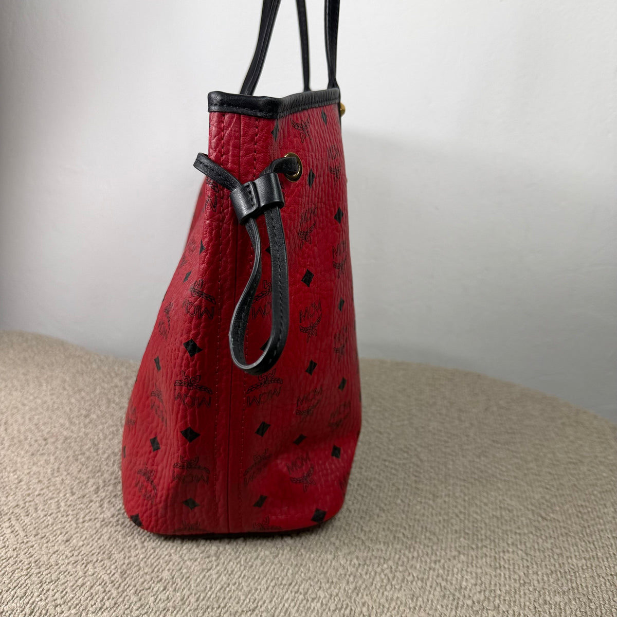 MCM Anya Visetos Wendeshopper – Rot / Schwarz