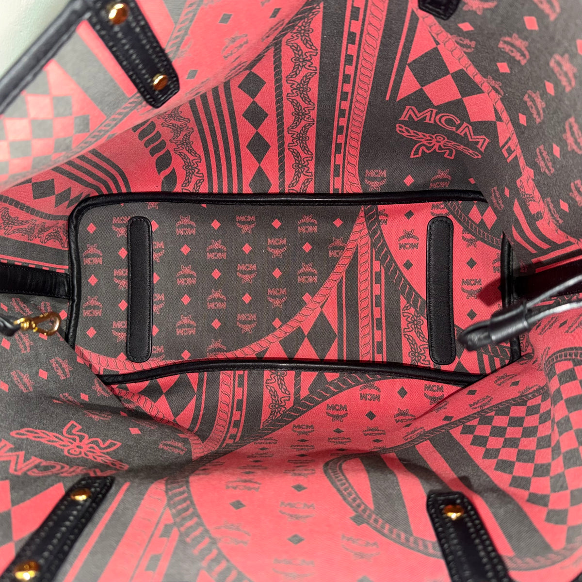 MCM Anya Visetos Wendeshopper – Rot / Schwarz