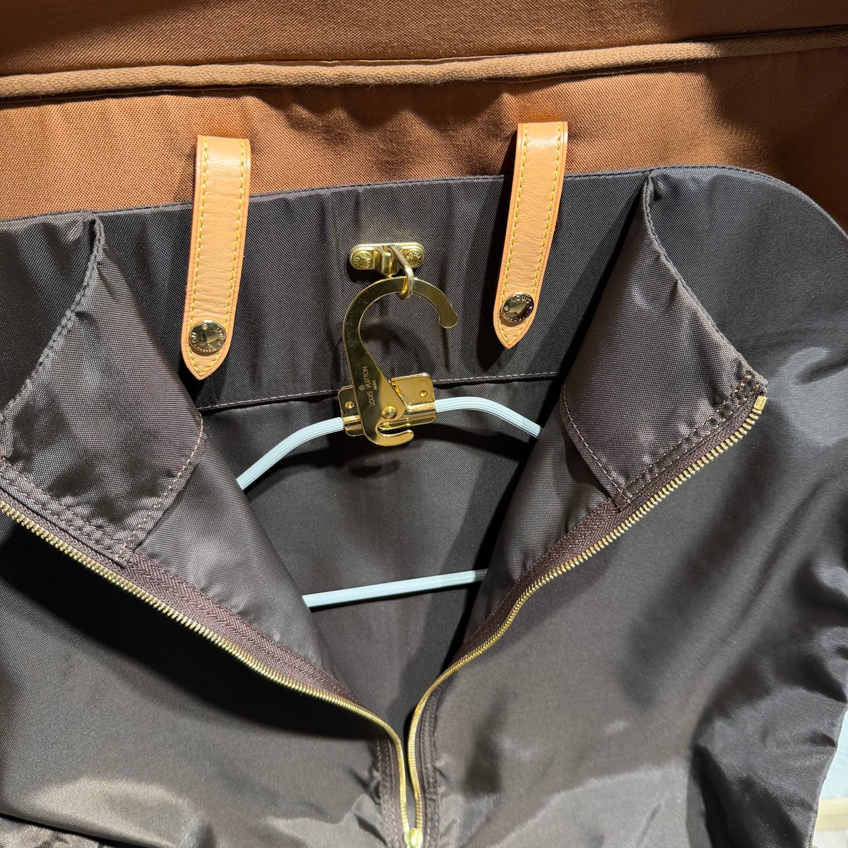 Louis Vuitton Sirius 55 – Monogram Canvas mit originalem Kleidersack