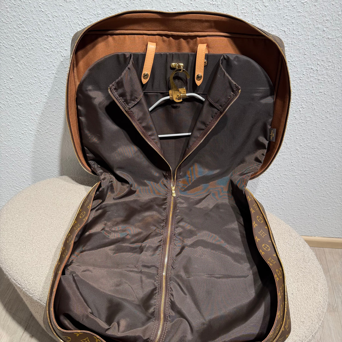 Louis Vuitton Sirius 55 – Monogram Canvas mit originalem Kleidersack