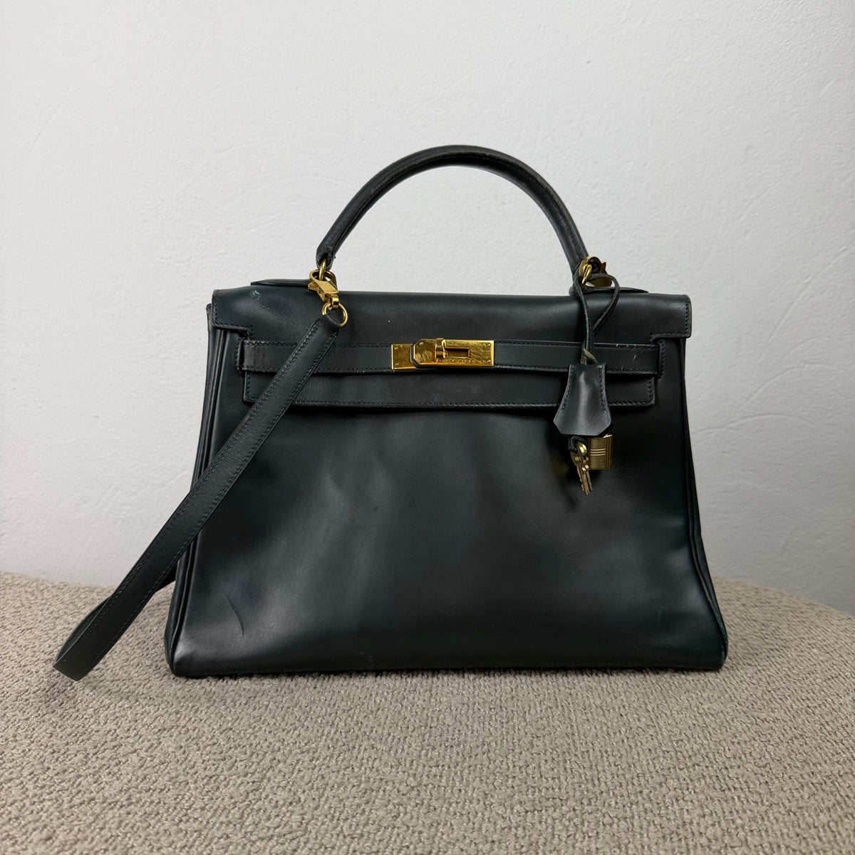 Hermès Kelly 32 Retourné – Vert Foncé Box Calf Leder mit Gold Hardware