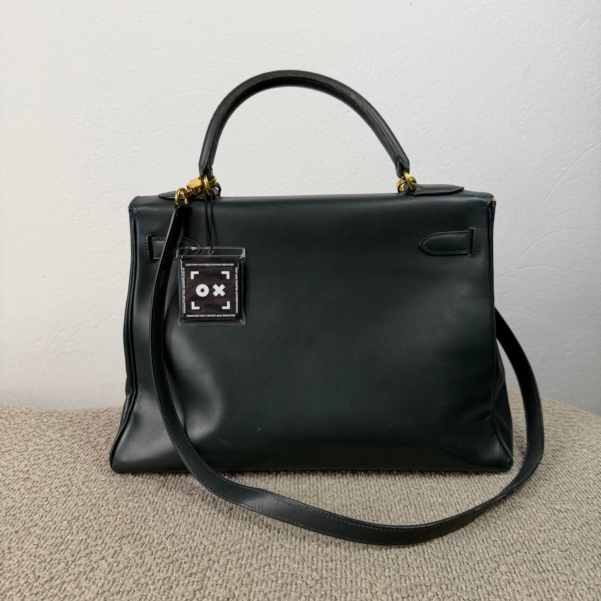 Hermès Kelly 32 Retourné – Vert Foncé Box Calf Leder mit Gold Hardware