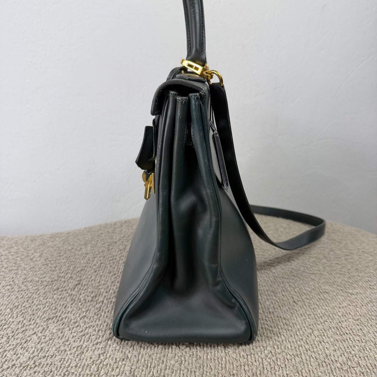 Hermès Kelly 32 Retourné – Vert Foncé Box Calf Leder mit Gold Hardware