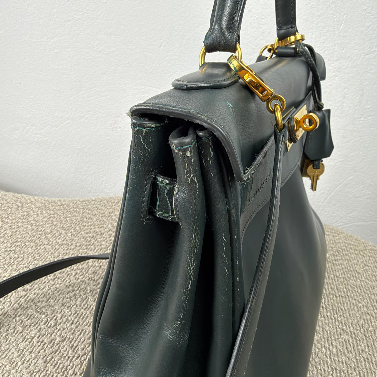 Hermès Kelly 32 Retourné – Vert Foncé Box Calf Leder mit Gold Hardware