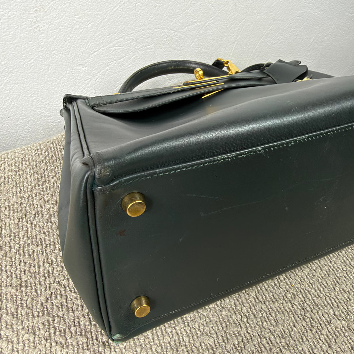 Hermès Kelly 32 Retourné – Vert Foncé Box Calf Leder mit Gold Hardware