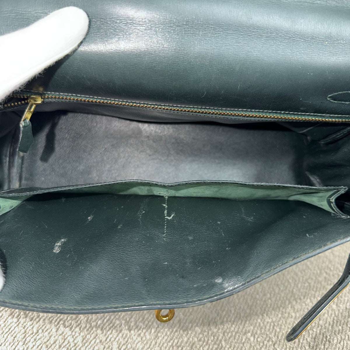 Hermès Kelly 32 Retourné – Vert Foncé Box Calf Leder mit Gold Hardware