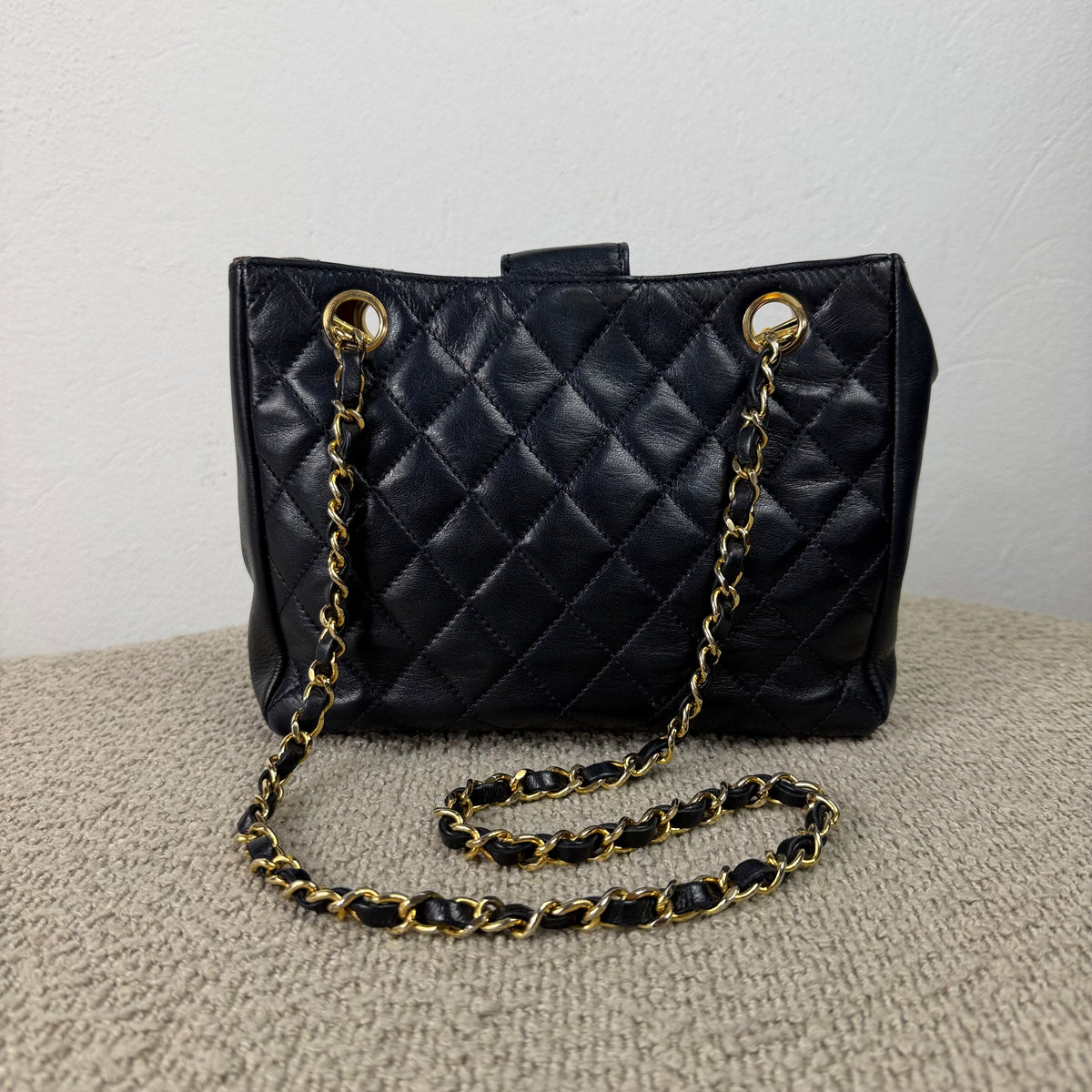 Chanel Vintage Drawstring Schultertasche – Dunkelblau mit Gold Hardware