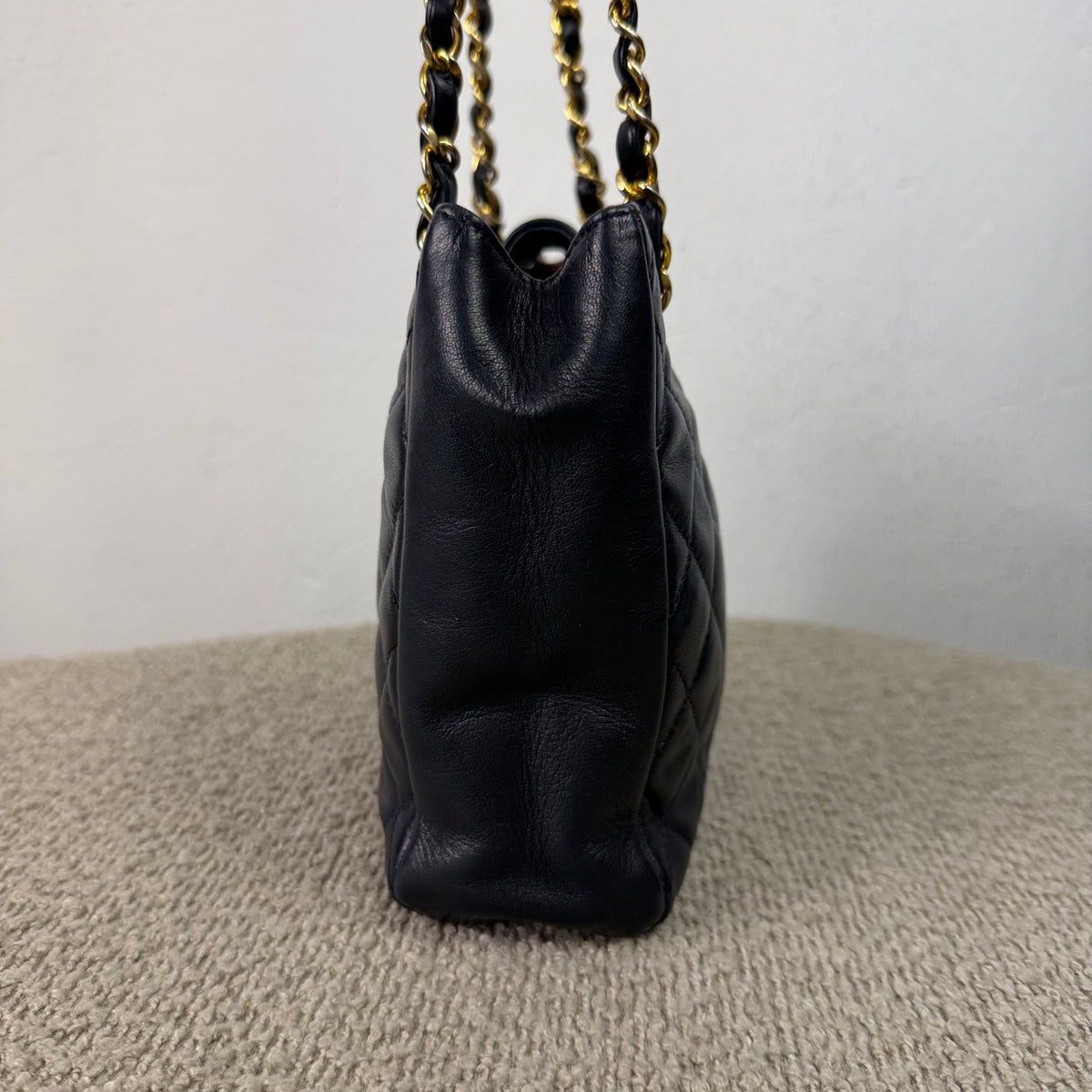 Chanel Vintage Drawstring Schultertasche – Dunkelblau mit Gold Hardware
