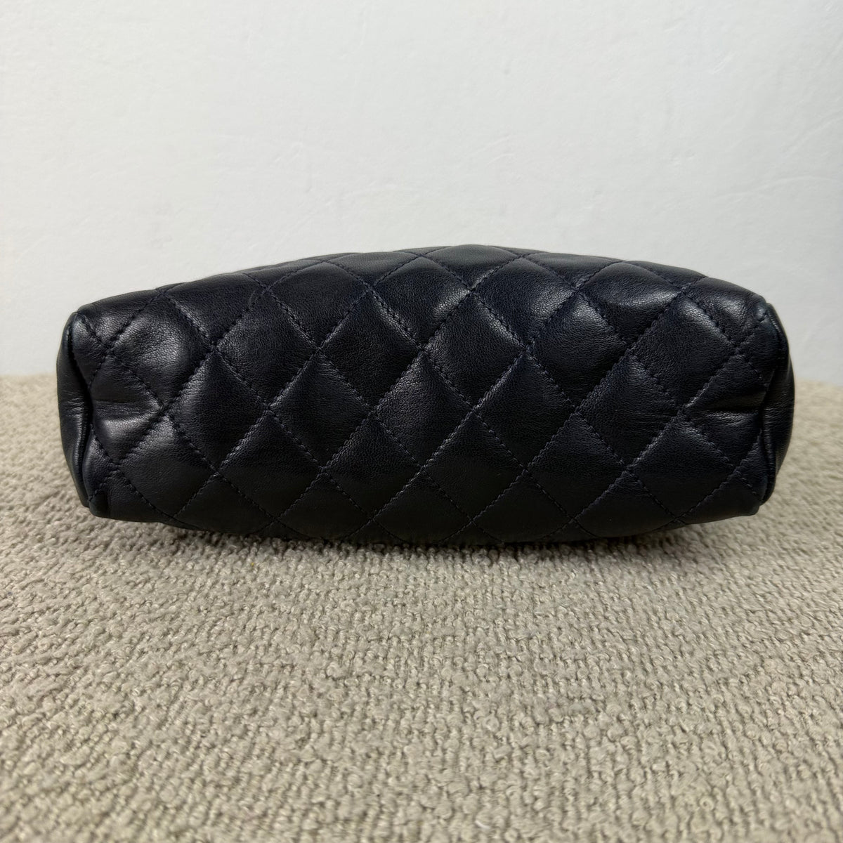 Chanel Vintage Drawstring Schultertasche – Dunkelblau mit Gold Hardware