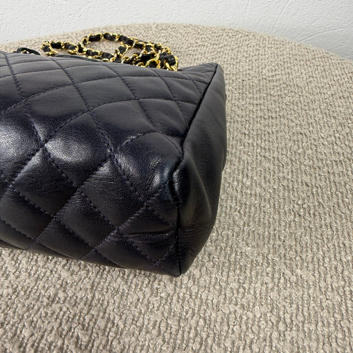Chanel Vintage Drawstring Schultertasche – Dunkelblau mit Gold Hardware