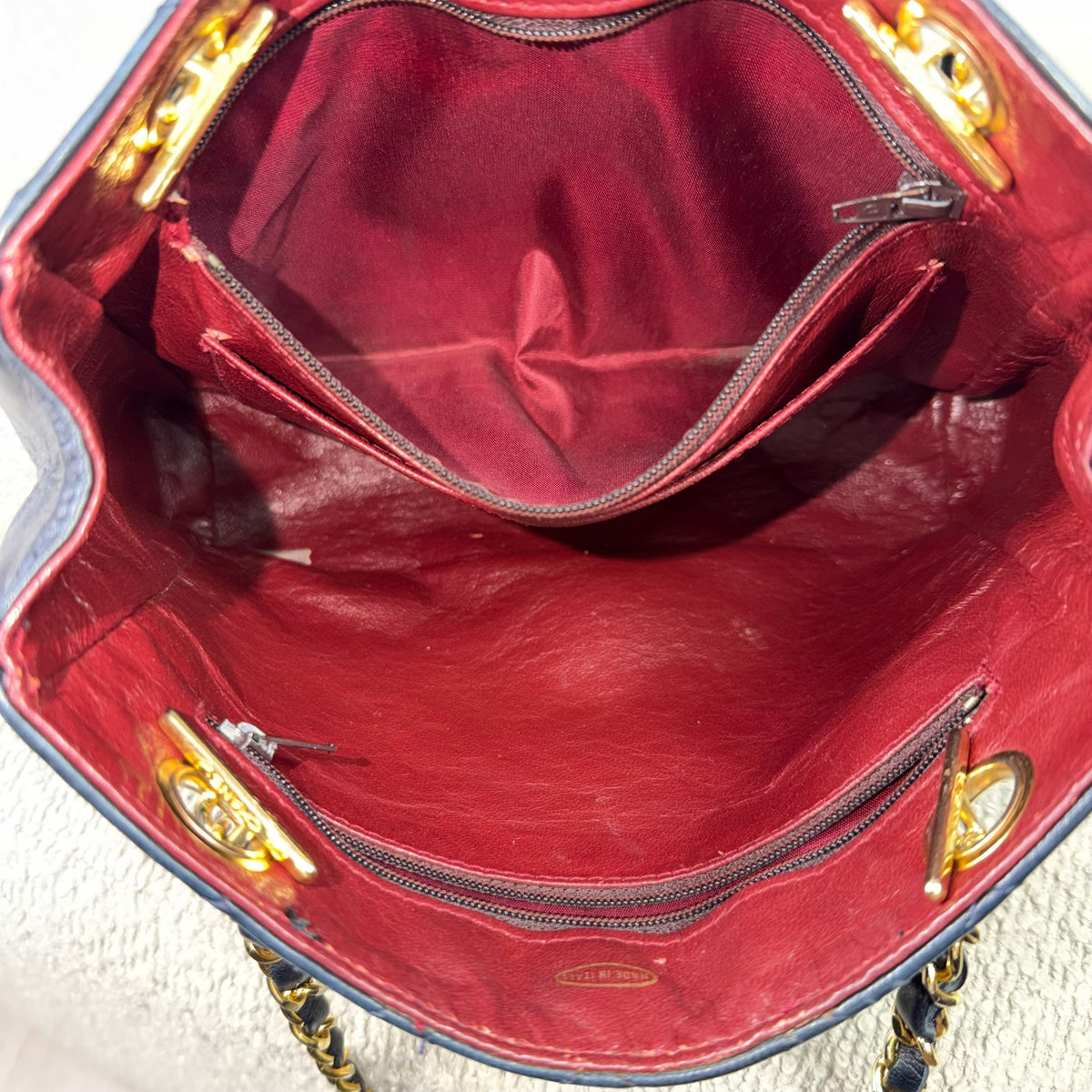 Chanel Vintage Drawstring Schultertasche – Dunkelblau mit Gold Hardware