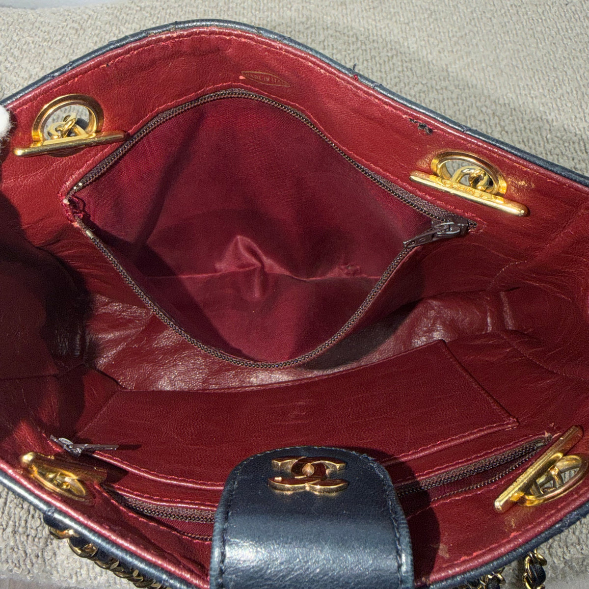 Chanel Vintage Drawstring Schultertasche – Dunkelblau mit Gold Hardware