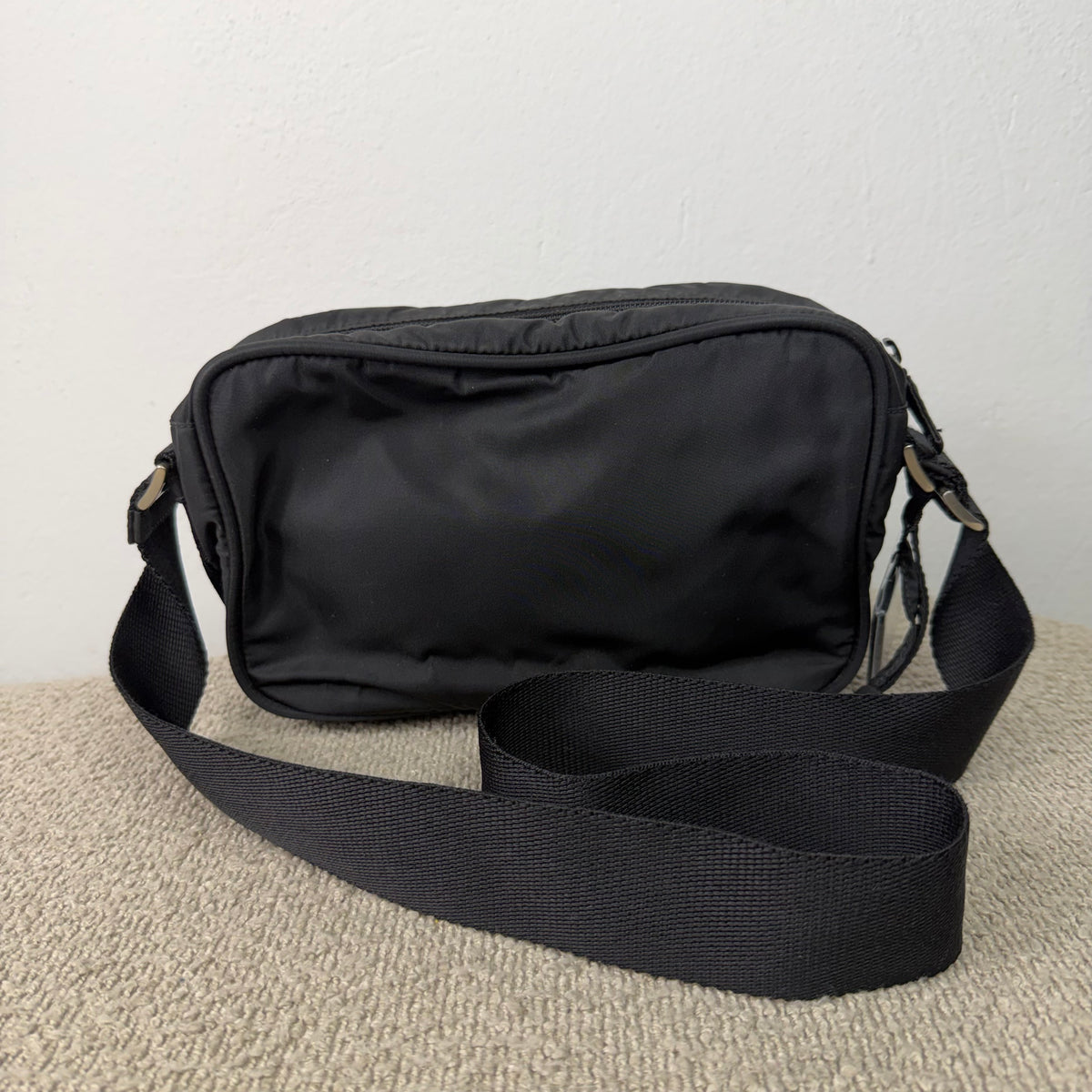 Prada Vintage Nylon Umhängetasche – Schwarz mit Schloss