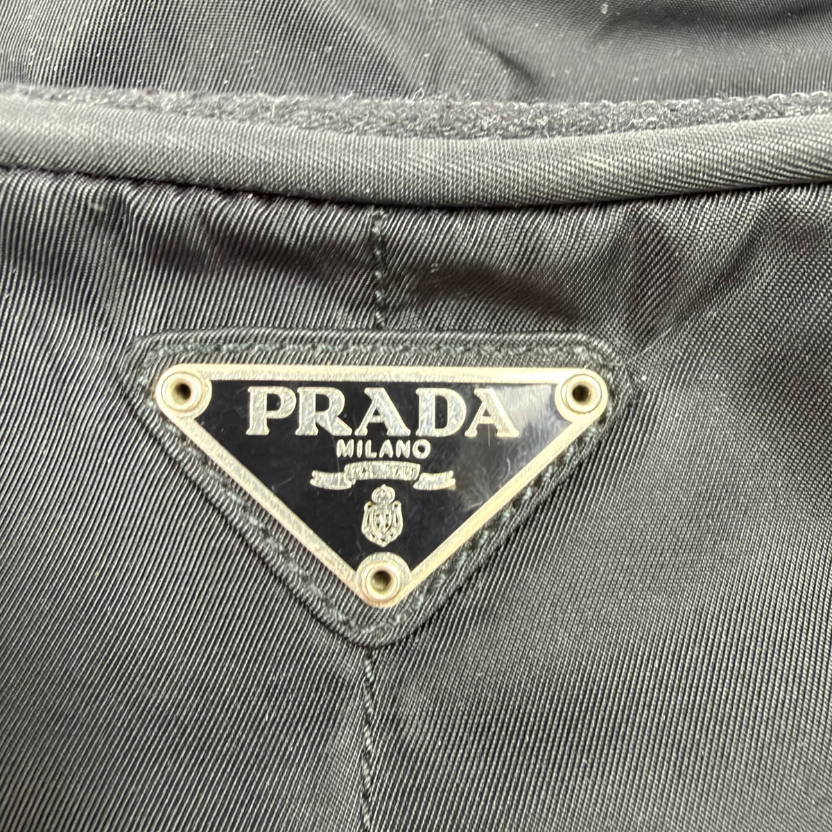 Prada Vintage Nylon Umhängetasche – Schwarz mit Schloss