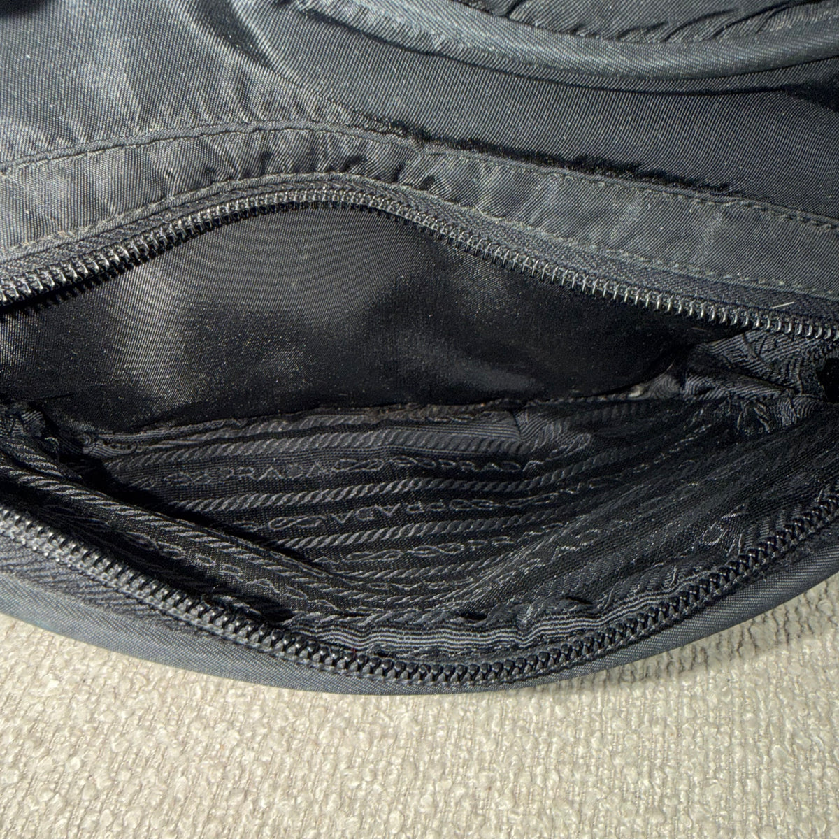 Prada Vintage Nylon Umhängetasche – Schwarz mit Schloss