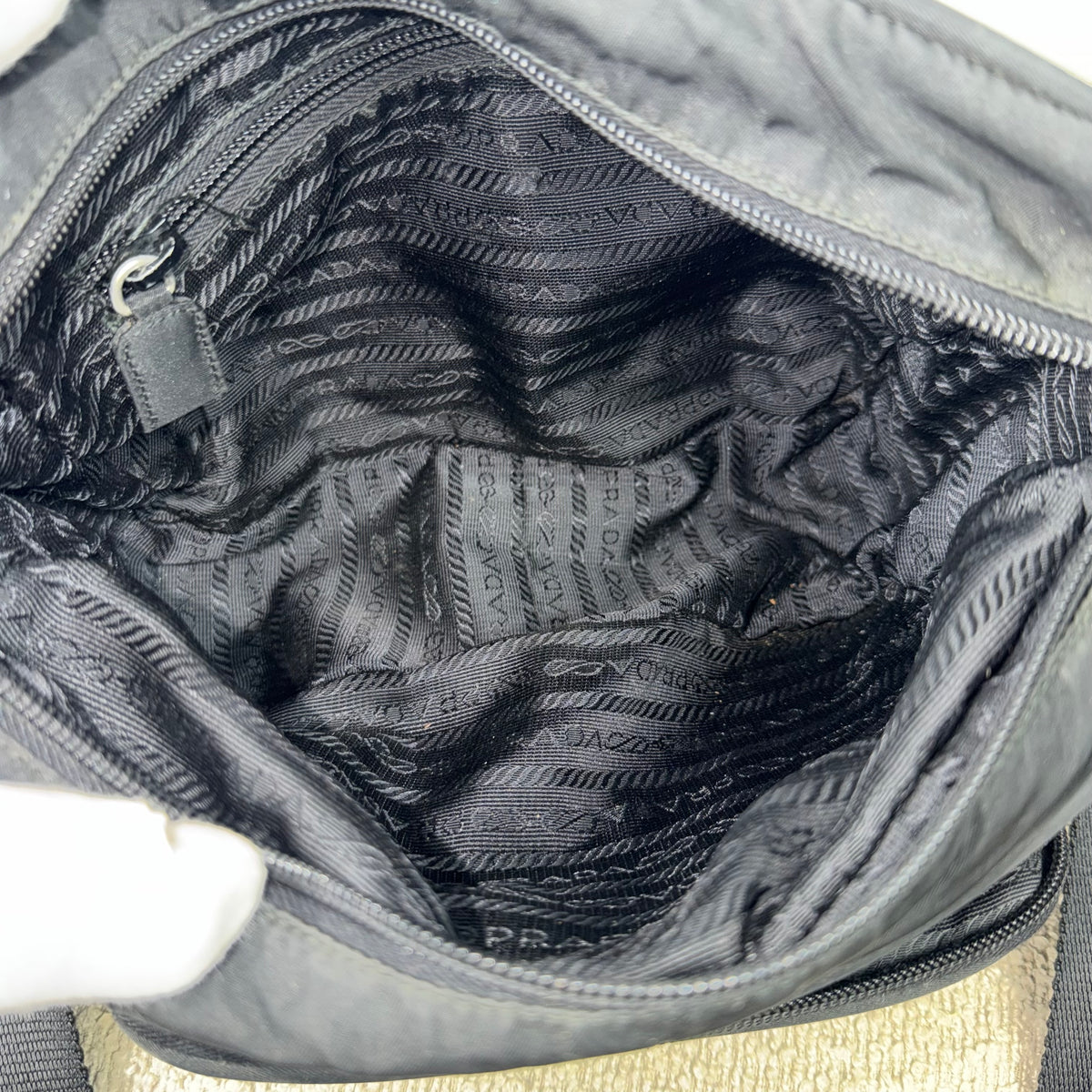 Prada Vintage Nylon Umhängetasche – Schwarz mit Schloss