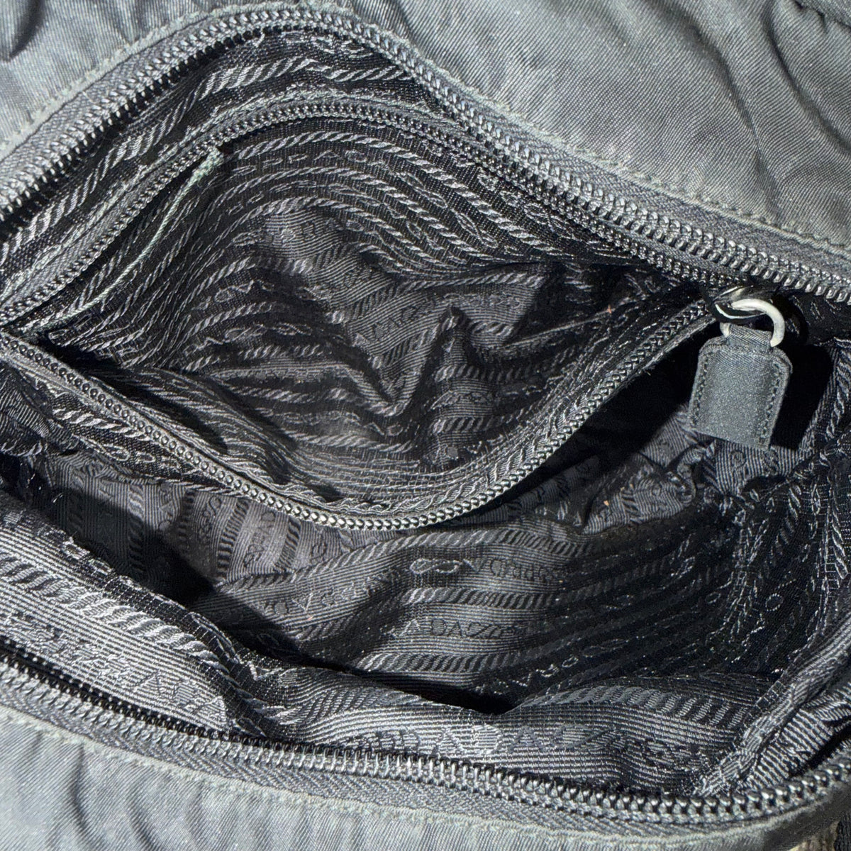 Prada Vintage Nylon Umhängetasche – Schwarz mit Schloss
