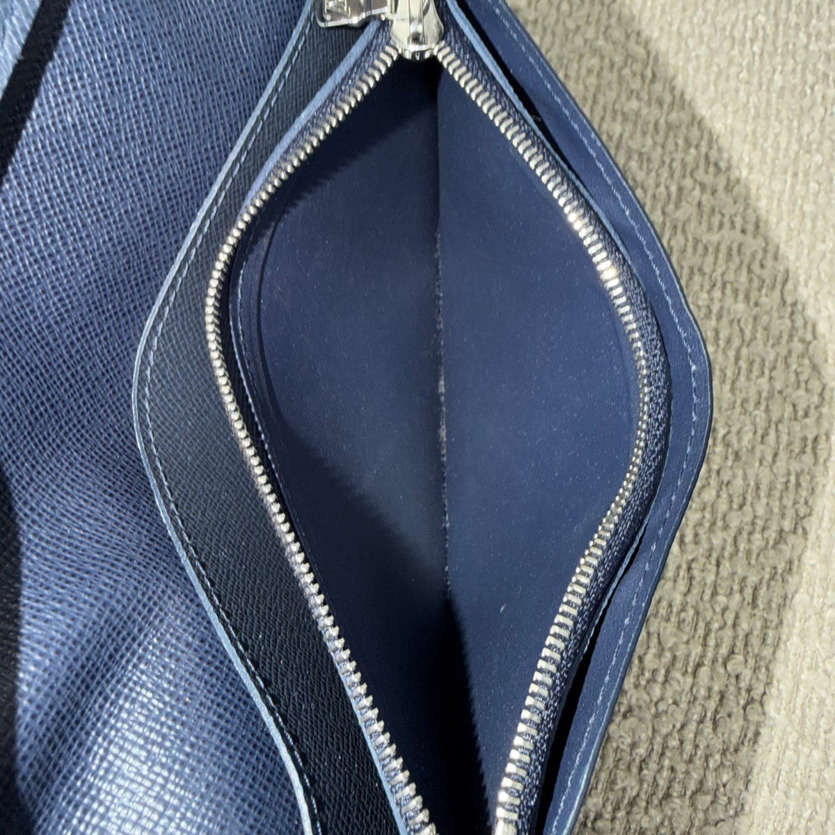 Louis Vuitton Brazza Geldbörse – Epi Leder Dunkelblau