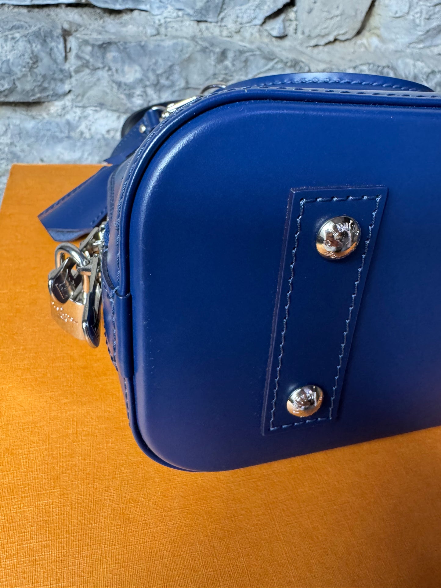 Louis Vuitton Alma BB Epi Leder – Navy Blau