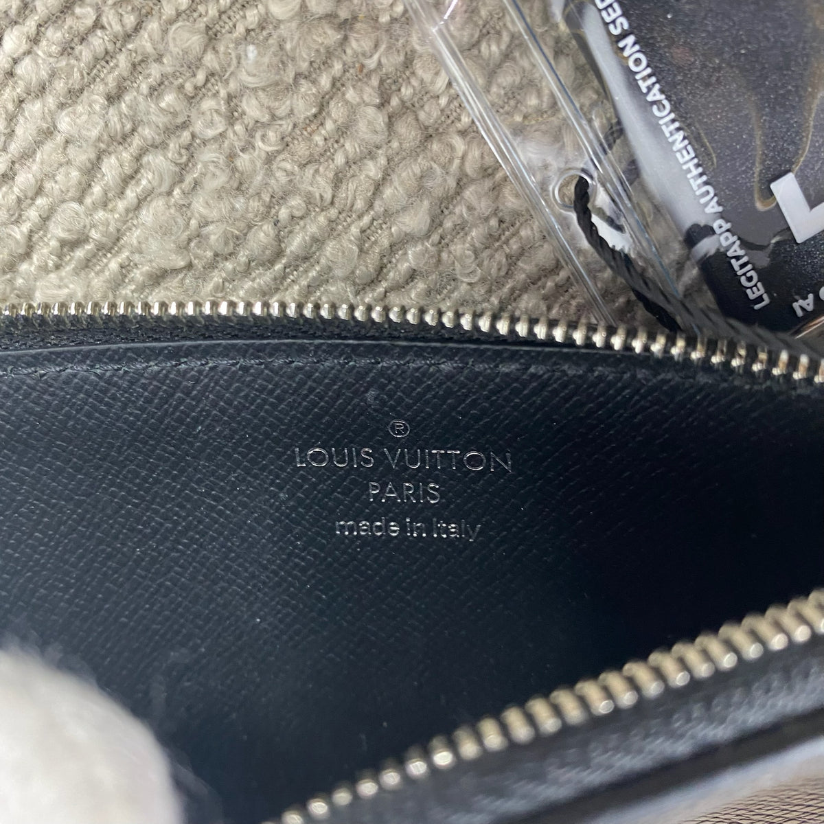Louis Vuitton Taïga Card Holder with Zip – Black